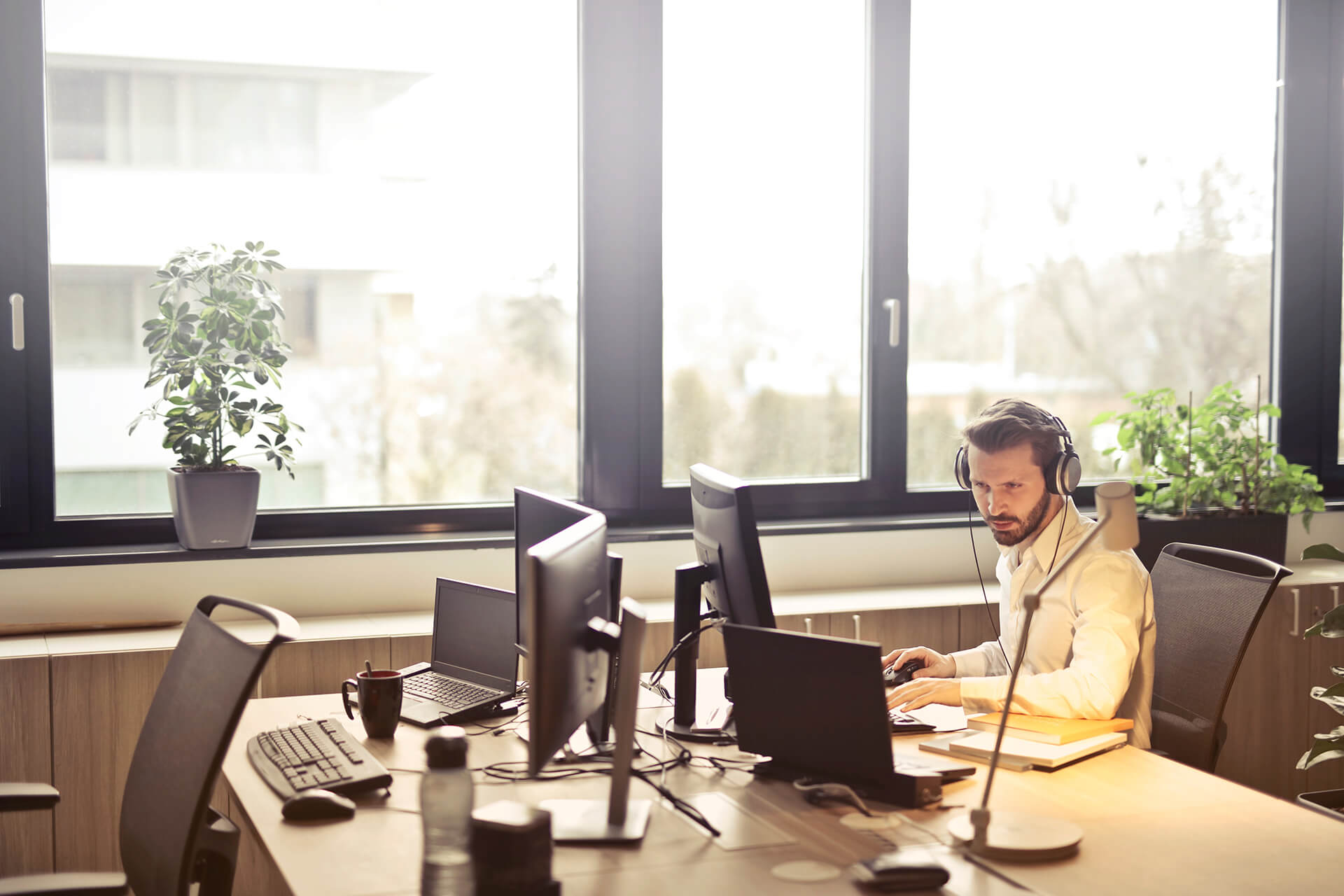 Man working in the computer.
